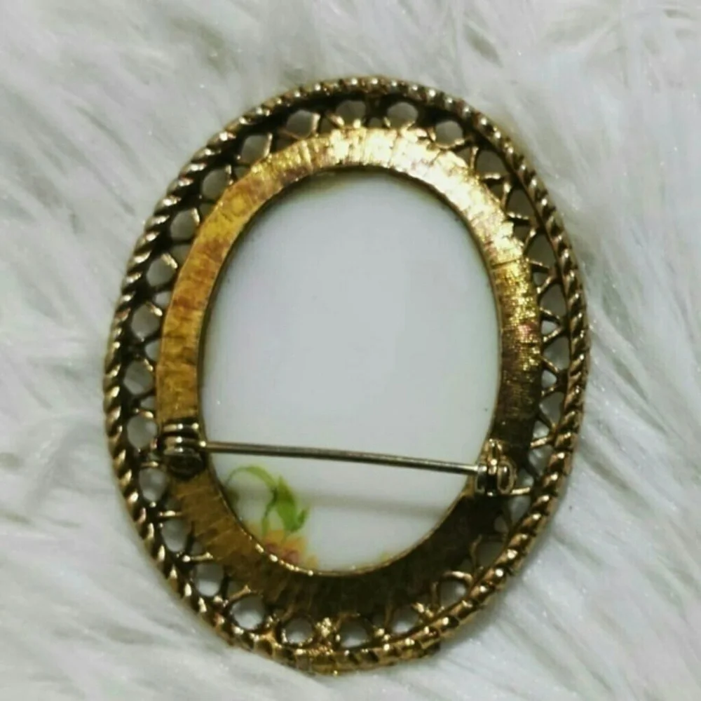 Vintage Baked Acrylic Brassy Floral Oval Scarf Pin